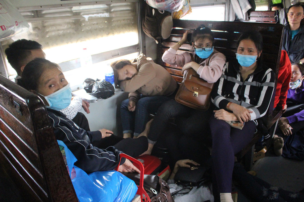 Kinh hoàng tàu tết: hành khách chen chúc, chui gầm ghế để ngủ